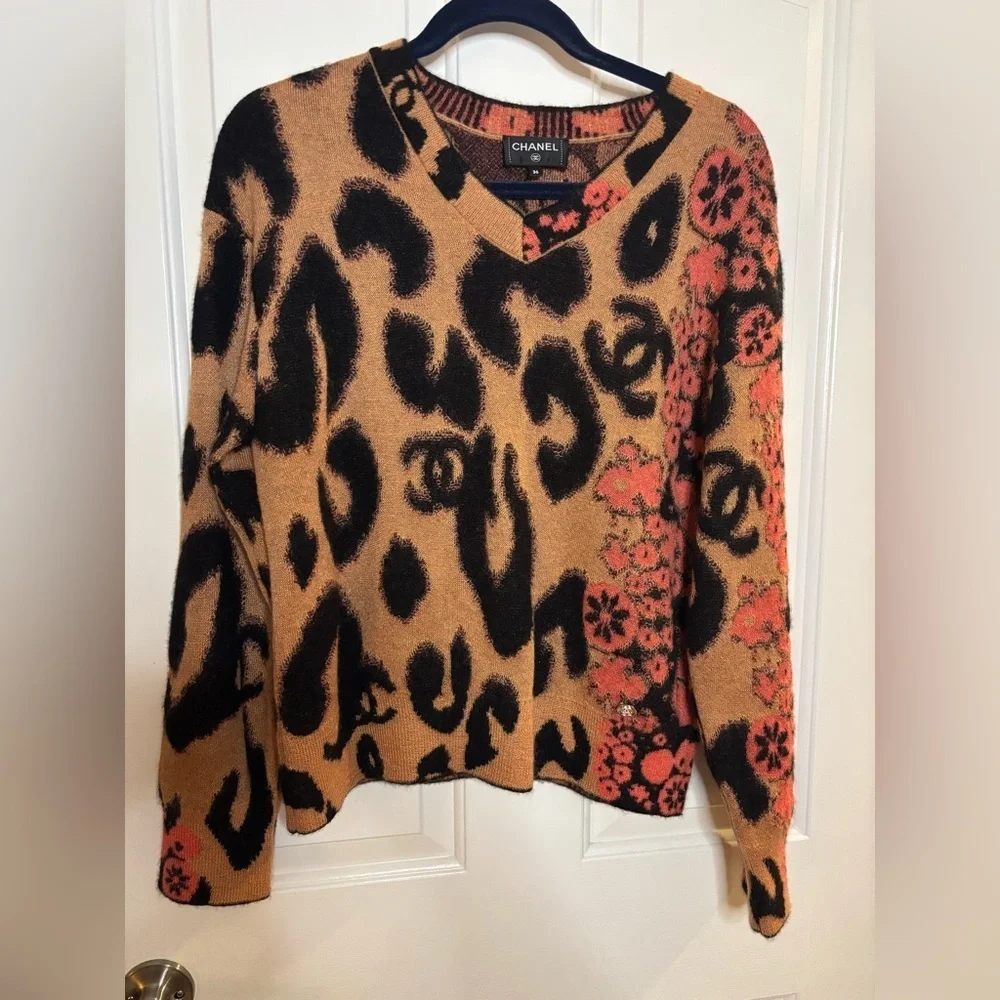 EUC CHANEL A2023 animal print Beige and Black Knit Vneck sweater size FR 36